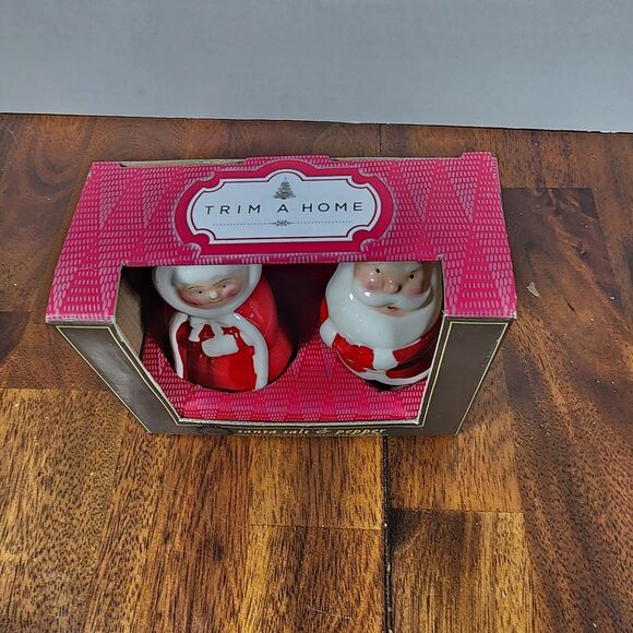 Santa and Mrs. Claus Salt and Pepper Shakers - Picture 2 of 6